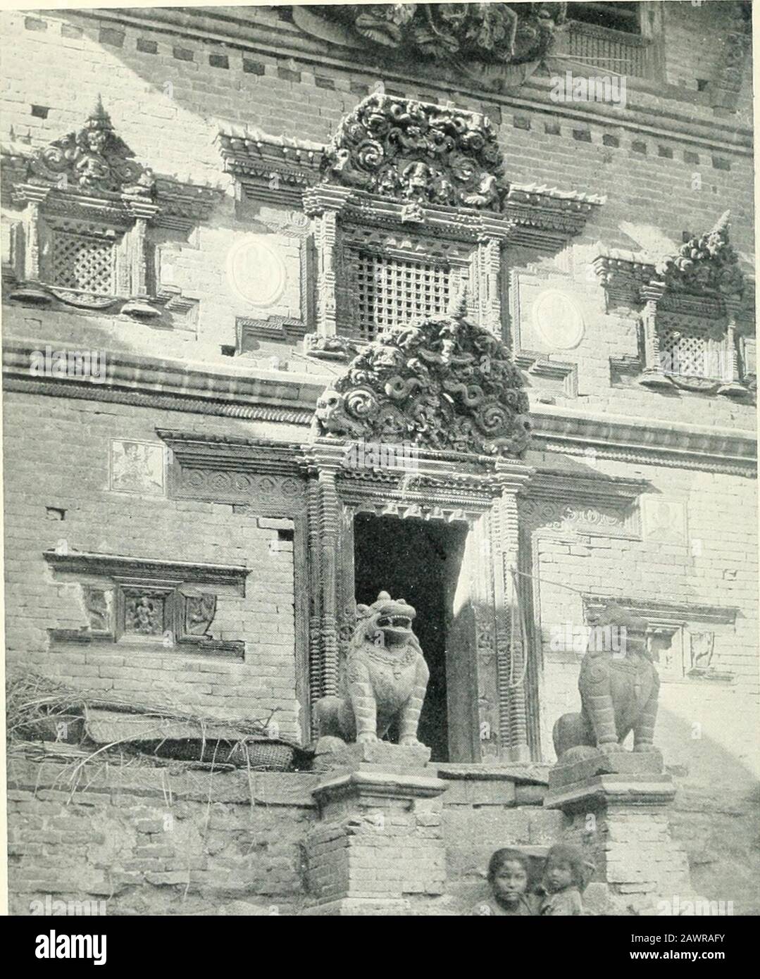Pittoresque Népal . comme moreessentiellement caractéristique du Népal que ce qui précède, et non seulement dans la composition et la construction, mais aussi en détail, montrent l'origine extrême-orientale théirdécidée. L'exemple le plus riche et le plus remarquable d'un Nepalesepagoda est sans aucun doute le temple de Changu-Nasain, tandis que l'andmonumental le plus digne est le Nyatpola Deval ou Templeof Cinq étages. Il est intéressant de noter que ce dernier a sa contre-partie presque exacte dans la pagode de Horinje au Japon, con-structed au moins dix siècles plus tôt thanthe Bhatgaon bâtiment, mais les deux édifices sont évidemment basés sur le th Banque D'Images