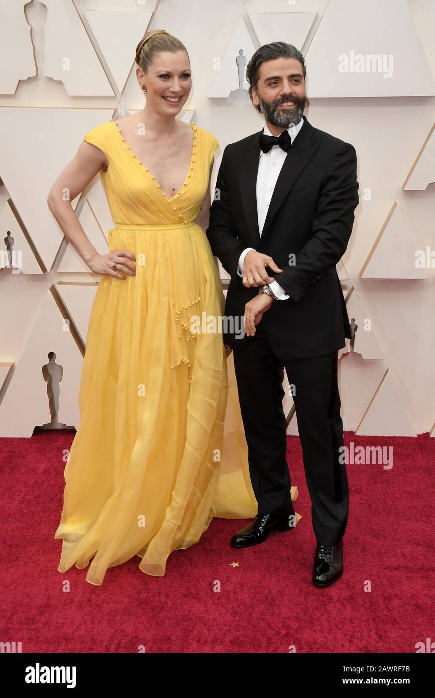 Elvira Lind et Oscar Isaac marchaient sur le tapis rouge lors du 92ème prix annuel de l'Académie qui s'est tenu au Dolby Theatre à Hollywood, Californie, le 9 février 2020. (Photo de Athanlee B. Mirador/Sipa États-Unis) Banque D'Images