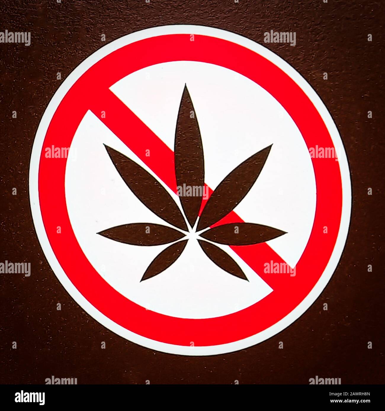 Un signe interdit de marijuana sur un fond brun Banque D'Images