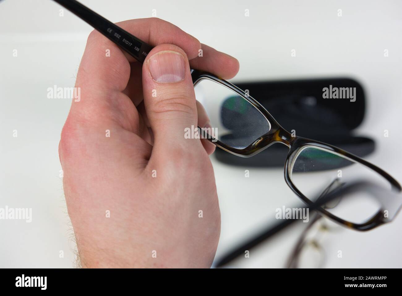 Lunettes pour les mettre à la main. Main humaine de première personne  mettant des lunettes pour la vue Photo Stock - Alamy