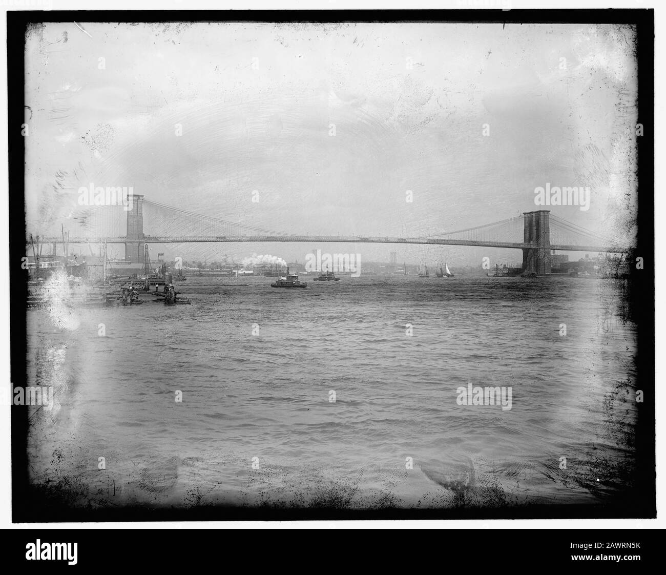 1900 CA, NEW YORK , USA : le grand pont suspendu East River, ouvert le 24 mai 1883 -- BROOKLYN BRIDGE - Banque D'Images