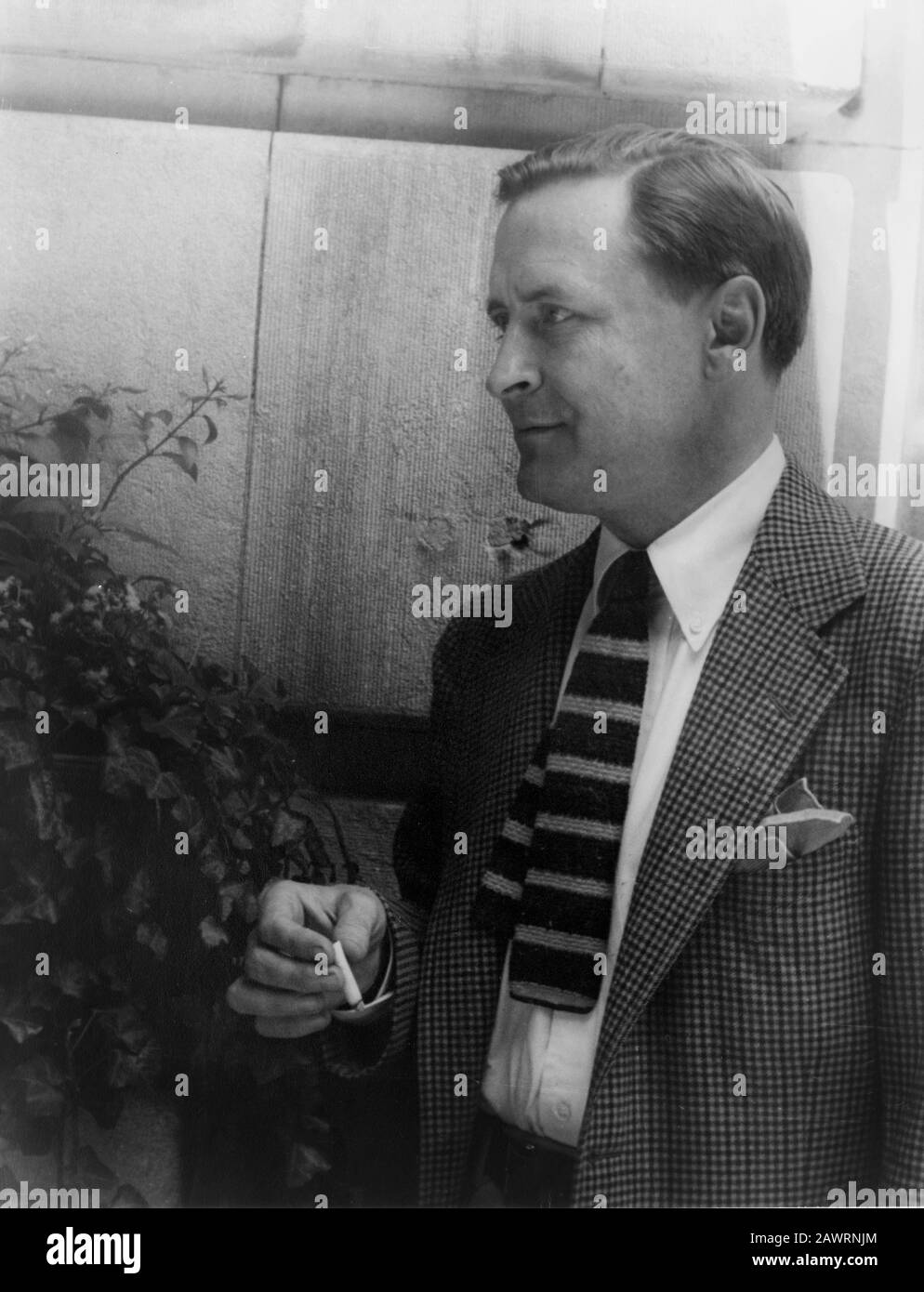 1937 , NEW YORK, USA : l'écrivain américain FRANCIS SCOTT FITZGERALD ( 1896 - 1940 ) à l'extérieur de l'hôtel Algonquin à New York , photo DE CARL VAN VECHT Banque D'Images