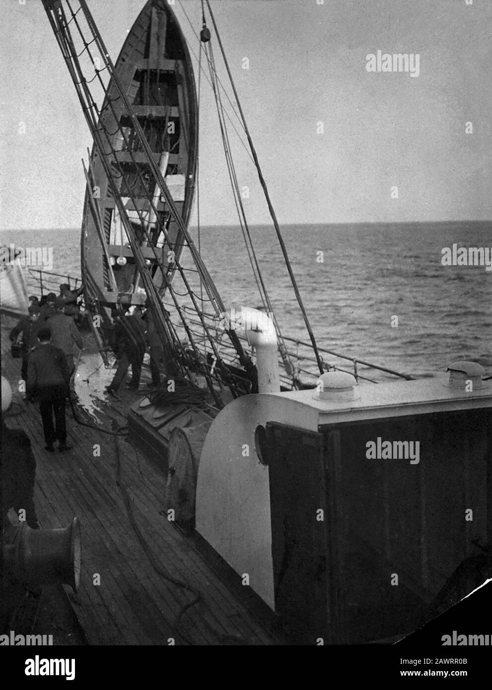 1912 , 12 avril , États-Unis : Le bateau de sauvetage titanic de British Ocean Liner RMS est hoisé pour le drainer de l'eau - FOTO STORICHE - PHOTOS D'HISTOIRE - NAV Banque D'Images