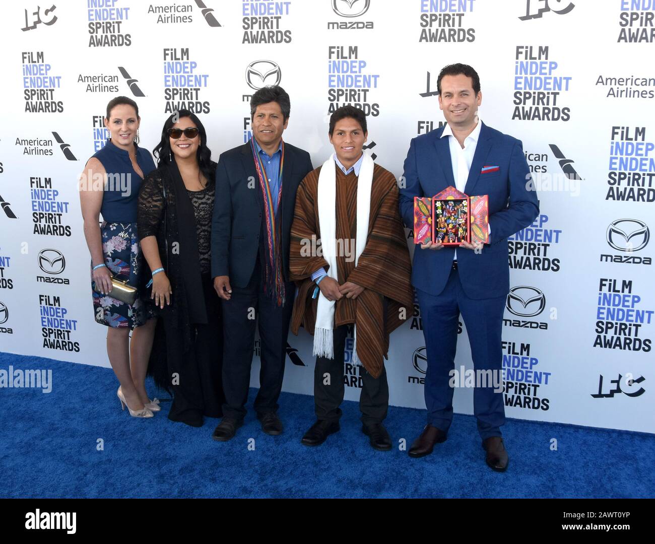 Santa Monica, Californie, États-Unis 08ème février 2020 (L-R) Iris Roca Rey, Enid Campos, Amiel Cayo, Junior Bejar et directeur Alvaro Delgado Aparicio assiste aux Prix 2020 de l'Esprit indépendant du film le 08 février 2020 à Santa Monica, Californie, États-Unis. Photo De Barry King/Alay Stock Photo Banque D'Images