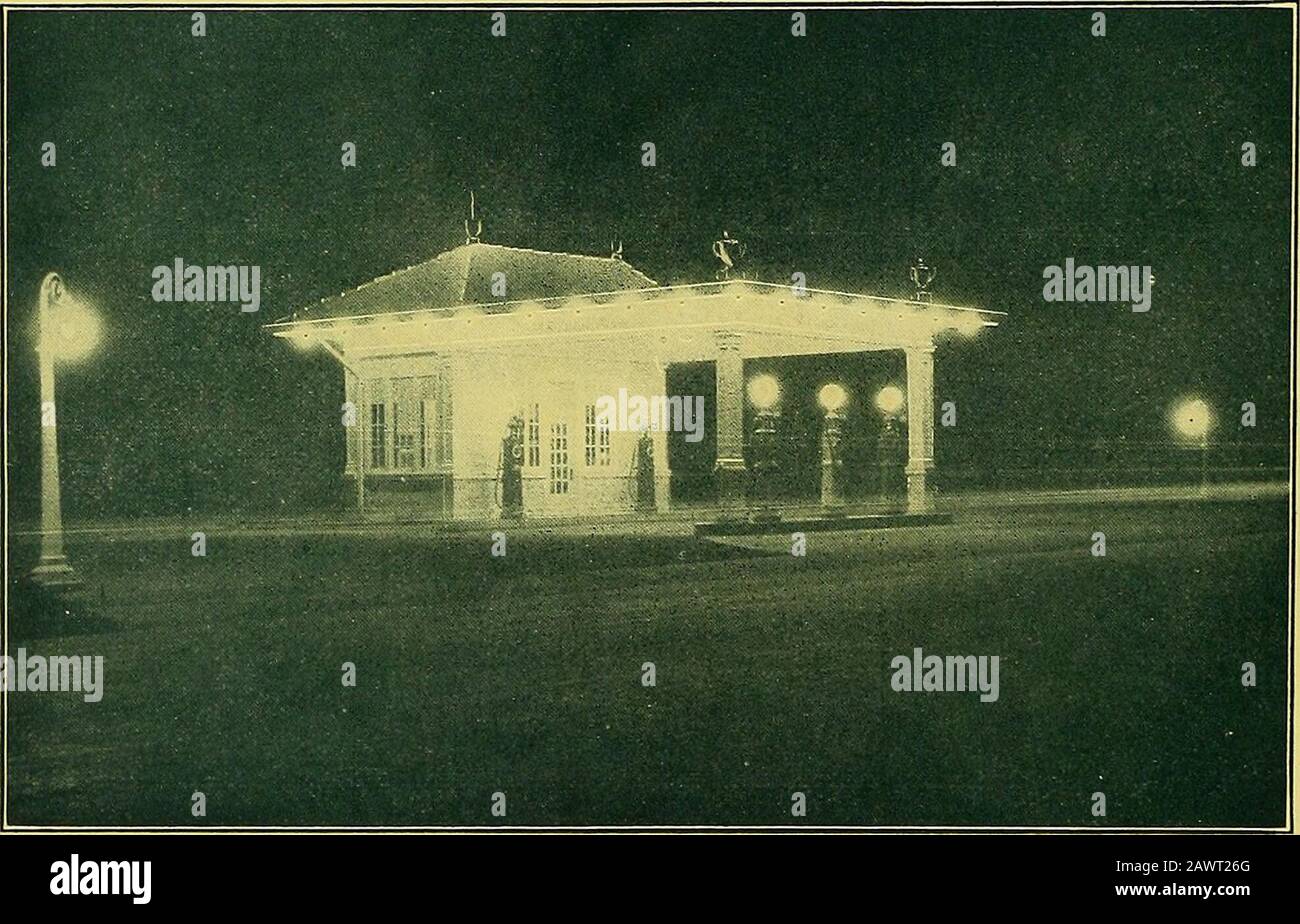 Bâtiments Edwards. . FIG. 51TUCCO-BOIS POCO MODÈLE Bien proportionné—lignes classiques— Grande promenade double— Deux salles de toilette. Plafond en métal orné de panneaux de perles sous canopj. Admet un bel éclairage de nuit. Ci-dessous se trouve une vue d'ensemble de la même station la nuit. Attire le commerce.—un atout pour toute communauté. FIG. 52 THE EDWARDS MANUFACTURING COMPANY, CINCINNATI, OHIO, ÉTATS-UNIS 37 STATIONS DE REMPLISSAGE EDWARDS Banque D'Images