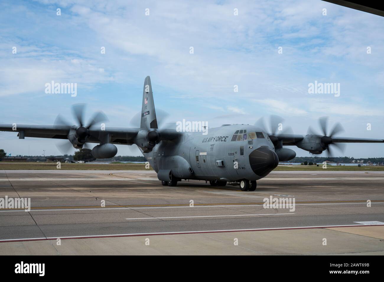 Un avion Super Hercules WC-130 J du 53ème Escadron de reconnaissance météorologique se prépare à prendre un taxi jusqu'à la piste de la base aérienne de Keesler, divers, 22 janvier. L'ouragan Hunters a quitté Keesler pour la base aérienne de Travis, Californie, pour se prépositionner pour leur mission d'orage atmosphérique prévue le 23 janvier. (ÉTATS-UNIS Photo de la Force aérienne par Tech. Sgt. Christopher Carranza) Banque D'Images