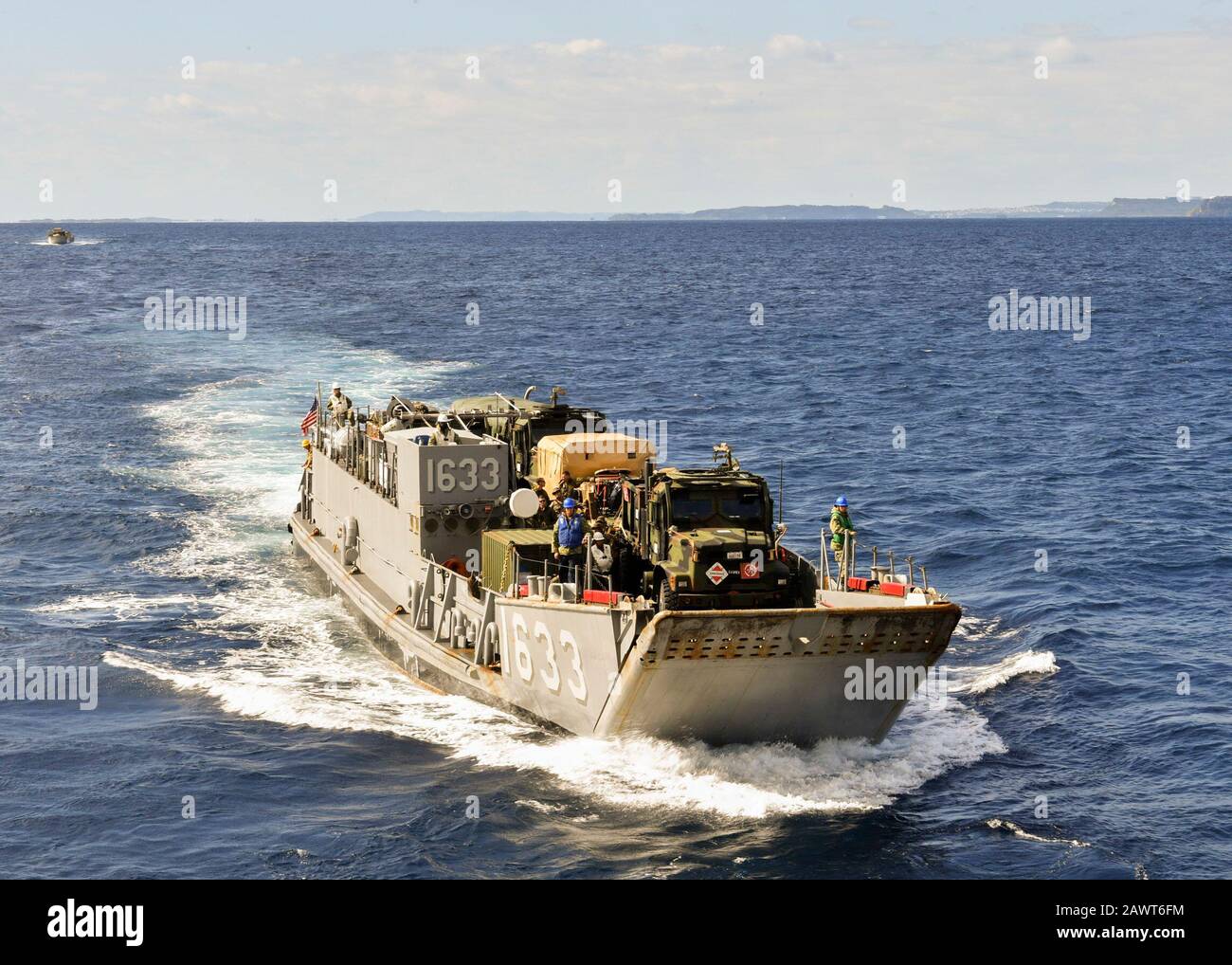 MER des Philippines (fév 01, 2020) Landing Craft, utilitaire 1633 affecté à l'unité navale de la plage (UN) 7 se prépare à entrer dans le pont de puits du quai de la classe de l'île Whidbey USS Germantown (LSD 42). Germantown, qui fait partie du groupe de grève expéditionnaire américain, la 31ème équipe de l'unité expéditionnaire maritime, opère dans la 7ème zone d'opérations de la flotte américaine pour améliorer l'interopérabilité avec les alliés et les partenaires et sert de force d'intervention prête pour défendre la paix et la stabilité dans la région de l'Indo-Pacifique. (ÉTATS-UNIS Photo marine par Spécialiste Communication de masse 1ère classe Toni Burton) Banque D'Images