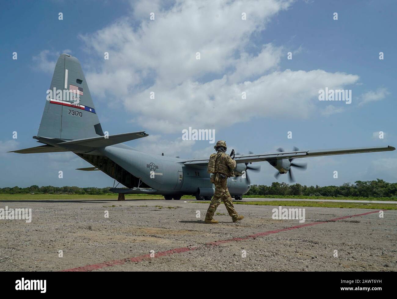 Un soldat de l'armée américaine du Guardian de l'équipe de sécurité du site, 1ème Bataillon, 186ème équipe de combat de la Brigade d'infanterie, est le gardien d'un Super Hercules C-130 J du 75ème Escadron expéditionnaire de transport aérien (EAS) alors qu'il réélève les forces américaines en Afrique de l'est, le 16 janvier 2020. Le 75ème EAS offre des capacités de transport aérien stratégiques dans l'ensemble de la Force opérationnelle conjointe – zone de responsabilité de la Corne de l'Afrique. (ÉTATS-UNIS Photo de la Force aérienne par Sgt. Shawn White) Banque D'Images