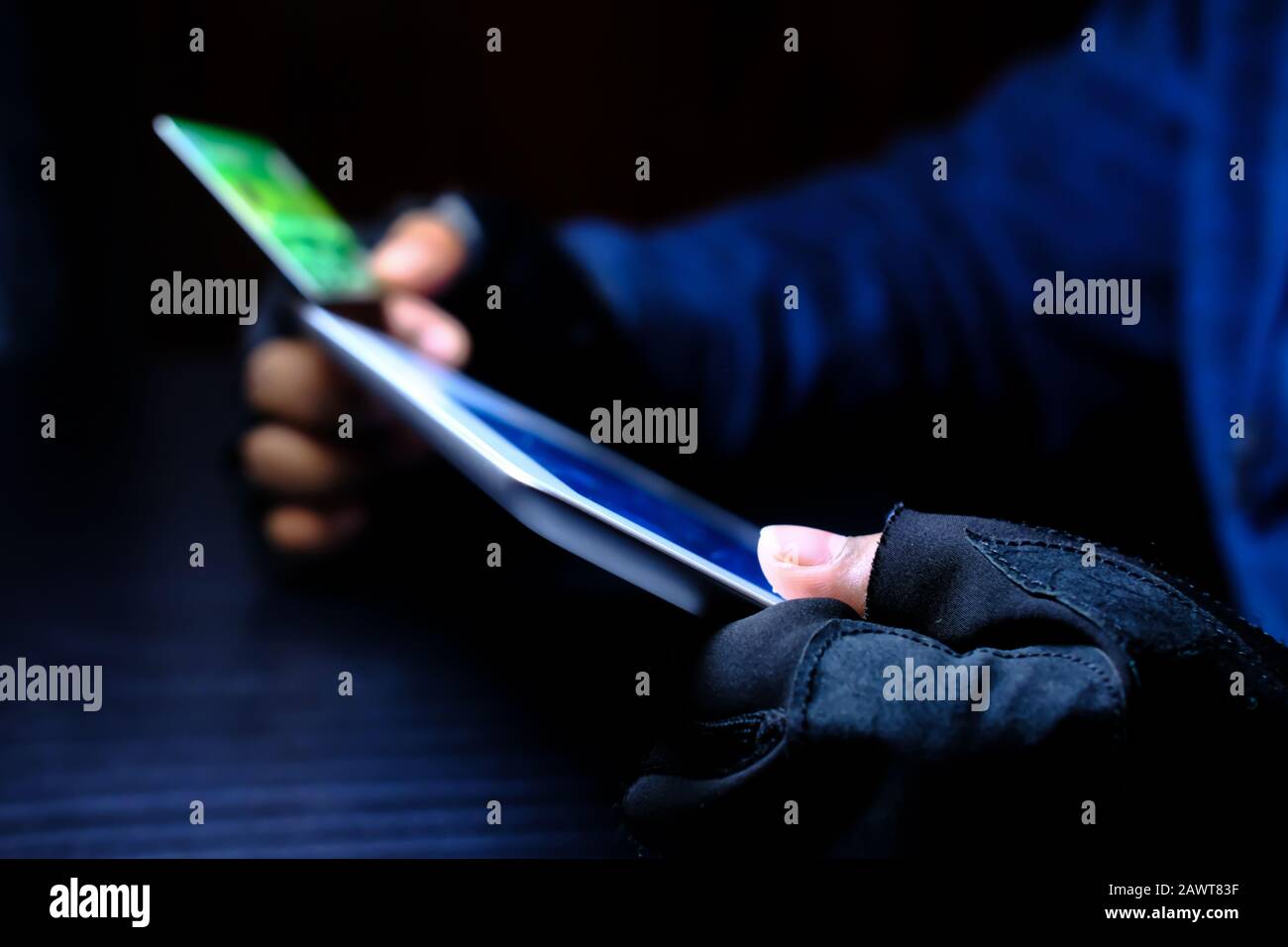 pirate manuellement voler des données d'internet la nuit Banque D'Images