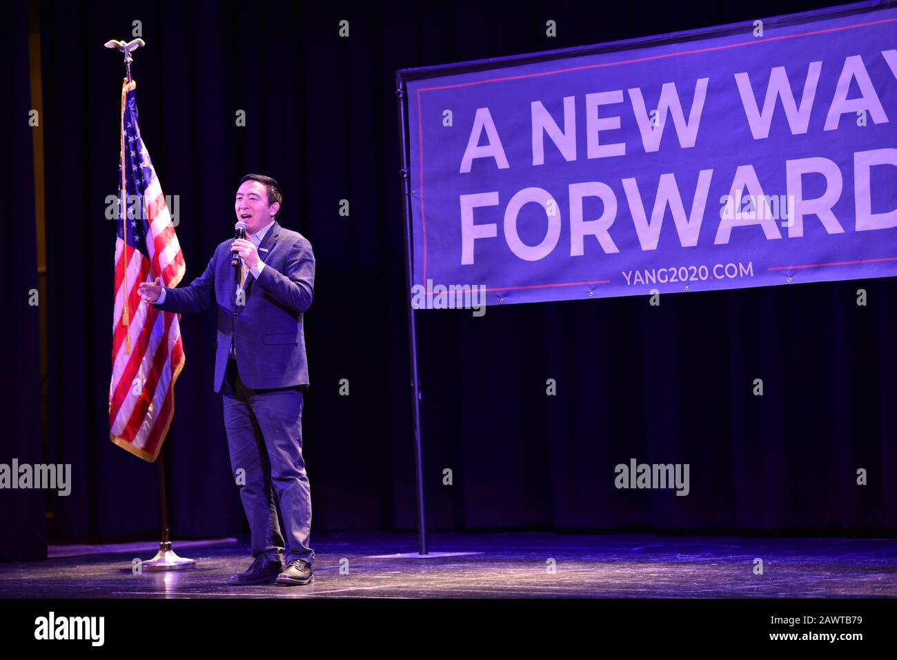 Andrew Yang, candidat à la présidence des États-Unis, mène des campagnes au Claremont, NH, Opera House, pendant la primaire 2020 du New Hampshire (2/9/2020). Banque D'Images