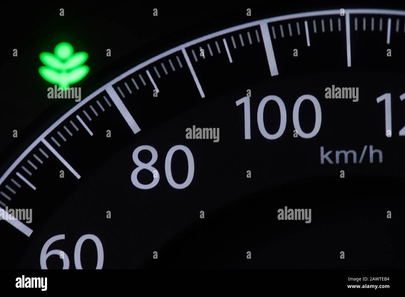 Vue rapprochée de l'indicateur de vitesse du véhicule sur le tableau de bord Banque D'Images