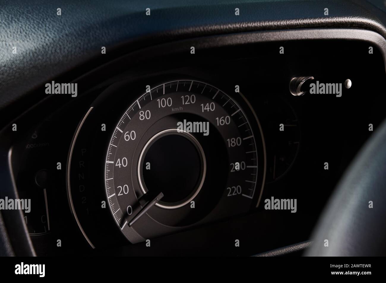 Compteur de vitesse de la voiture moderne sur fond sombre de tableau de bord Banque D'Images