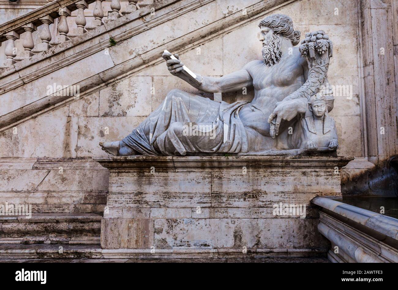 Statue devant le Musée Capitolin et le Palazzo Senatorio , Rome Italie. Retouchée pour le faire paraître, la statue regarde un appareil numérique. Banque D'Images