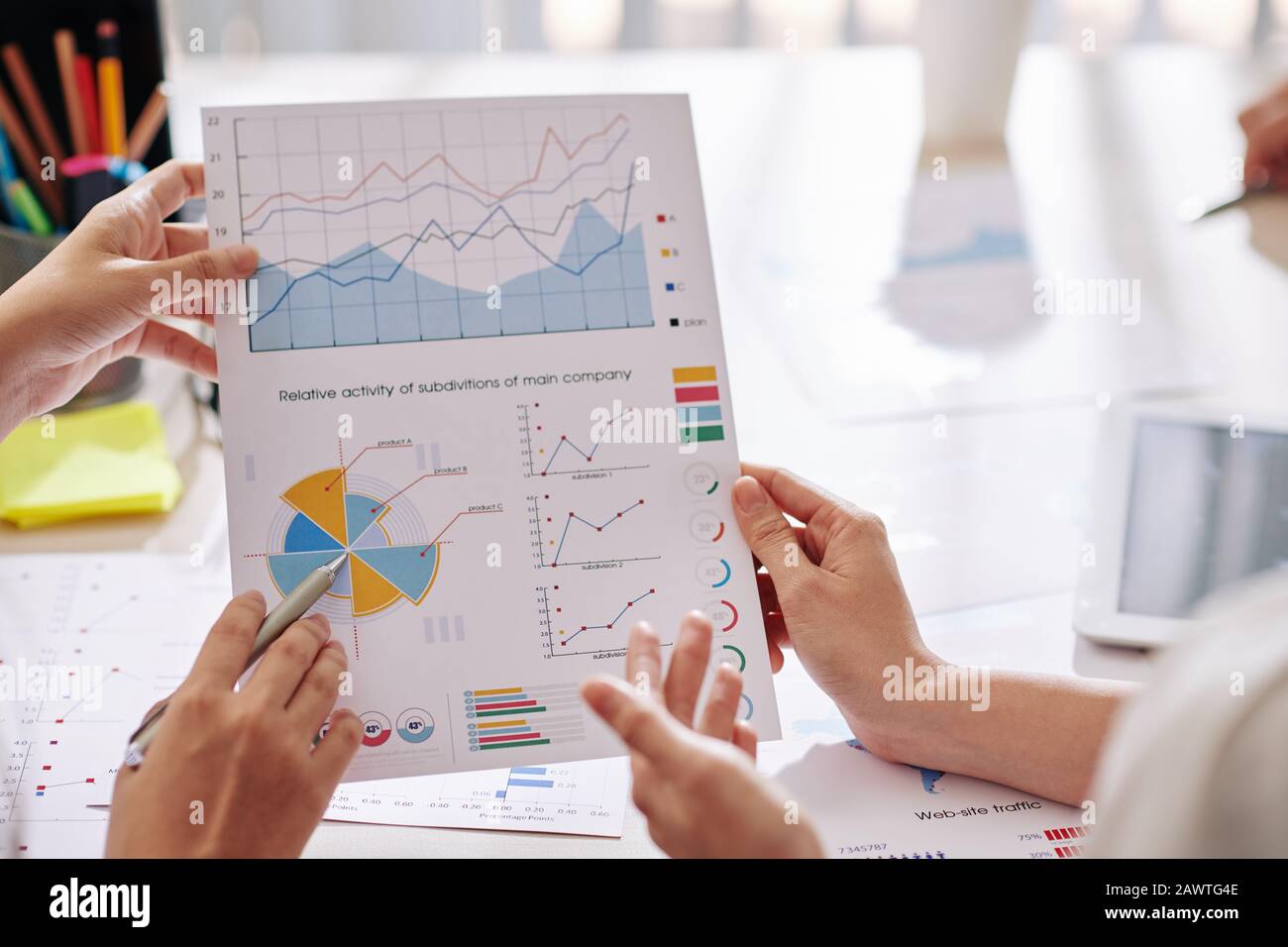 Documenter avec des graphiques et des diagrammes entre les mains des personnes en affaires en discutant de l'activité des subdivisions de l'entreprise Banque D'Images