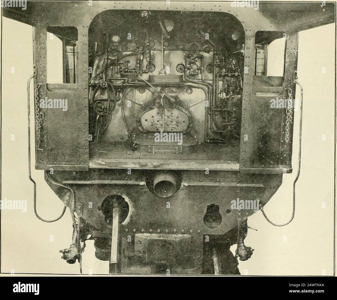 Génie Ferroviaire Et Ferroviaire . !.veEniineeriiK UN Journal pratique de Motive Power, Rolling stock and Appliances Vol. XXXIV 114 Liberty Street, New York, octobre 1921 No. 10^ Caractéristiques Distinctives de l'Elvin Mechanical Stoker Détails de sa construction et de son fonctionnement, Et Des Améliorations Apportées Sans changer les principes Funda-mental de Sa conception une description des détails mécaniques Elvin sans changer le fondamental La machine est essentiellement un stoker mécanique tel qu'appliqué à un certain nombre de principes de locomotion de son fonctionnement. Stoker dans ce charbon est pris de la vie sur L'er Banque D'Images