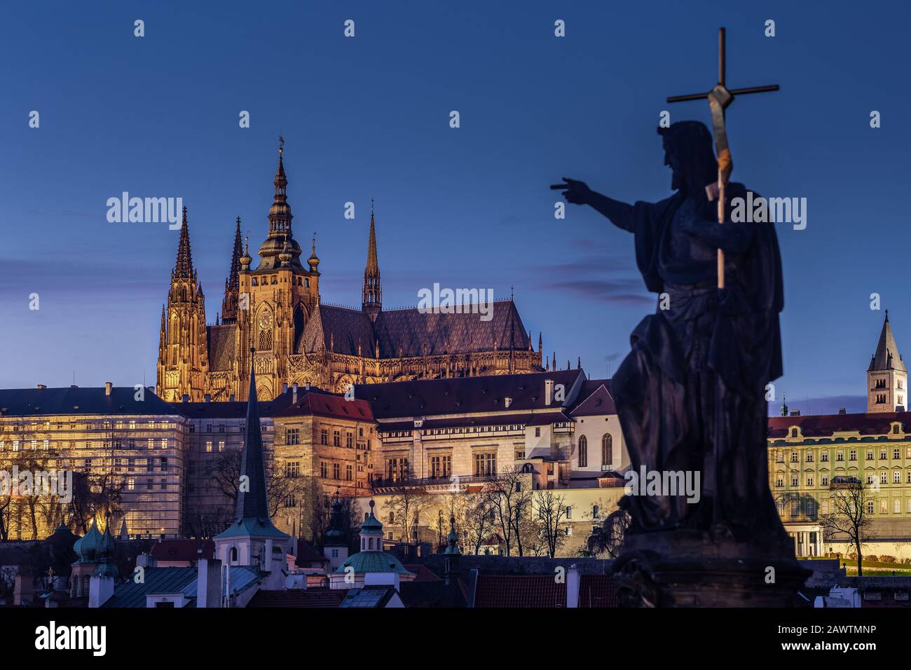 Prague, République tchèque - Cathédrale Lumineuse de St.Vitus au crépuscule avec ciel bleu clair pris du pont Charles pendant une nuit d'hiver. Statue I hors foyer Banque D'Images