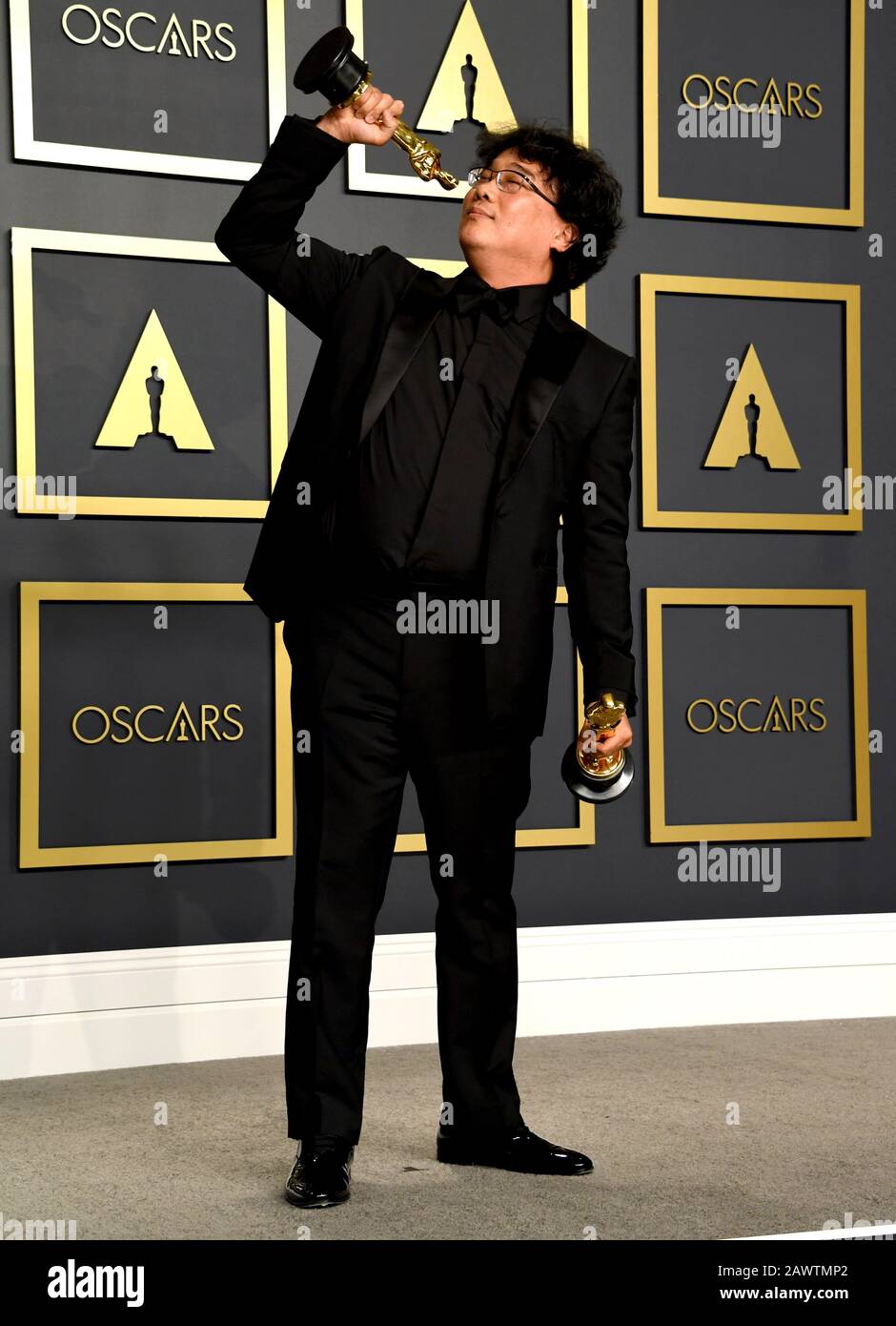 Bong Joon-ho avec ses Oscars pour le meilleur directeur et la meilleure Image pour Le Parasite dans la salle de presse lors des 92ème Academy Awards qui ont eu lieu au Dolby Theatre à Hollywood, Los Angeles, États-Unis. Banque D'Images