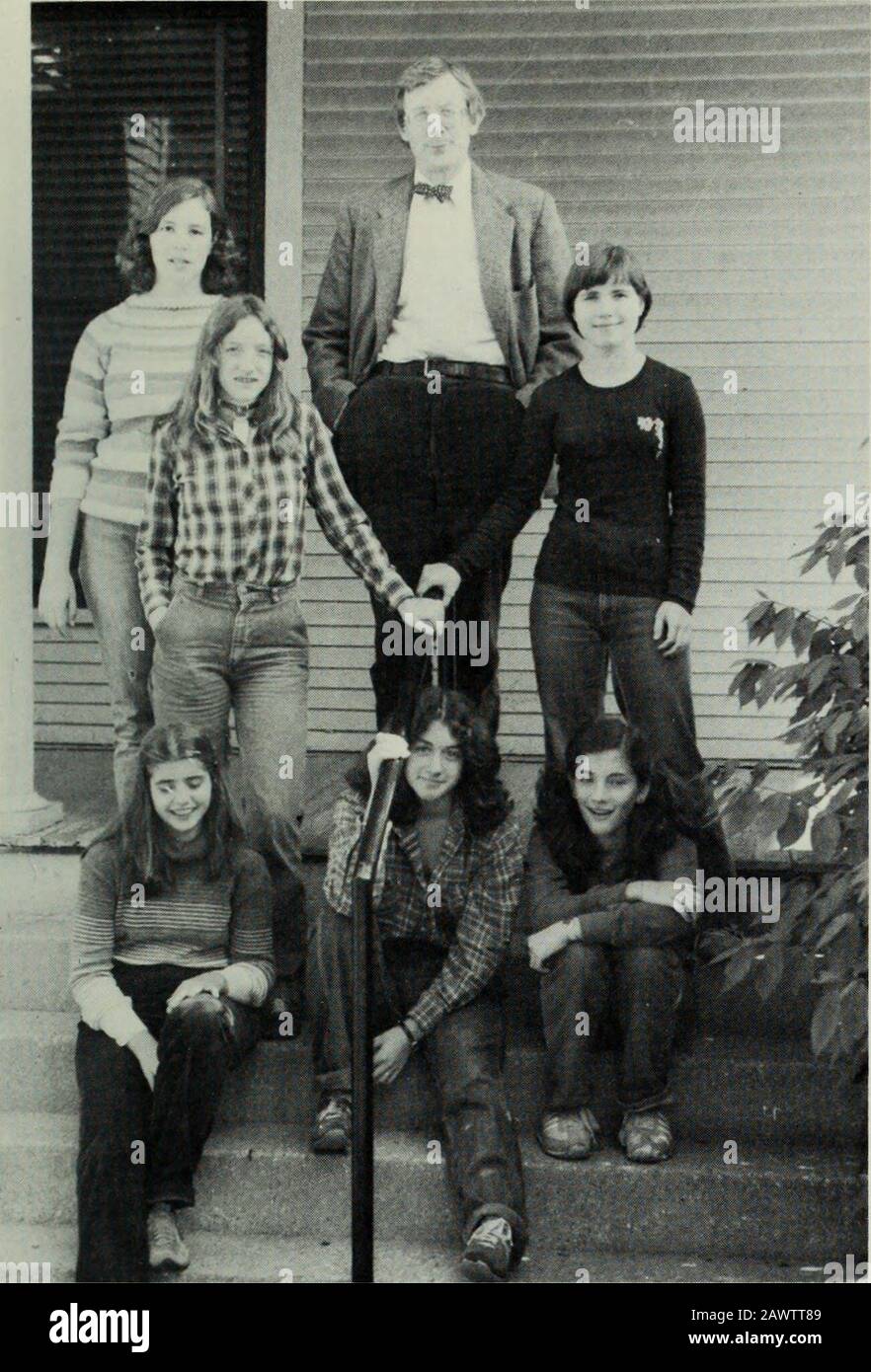 U et I . Première Ligne : Steve Rader, Andrew Kolodziej, Mike Doming. Deuxième Rangée: Joan Van Nord, Ginta Zvilius, Beverly Joy, Grace Williams, Betsy Brotherson, Angie Friedman. Troisième Rangée : Mike Levy, Andy Propst, Peter Appel, Marc Meyer, Beth Shinall, Chimene Robbins, Carolyn Rundquist. 34. Unique Dans Le Sens Des Aiguilles D'Une Montre De Top: Alan Purves, Ginta Zvilius, Betsy Brotherson, Heather Greenberg, Carolyn Shapiro, Adrienne Osborn, Sara Hymow-Itz. Unique est Unais littéraire maga-zine. Il contient de la poésie et des prosecontributed par les étudiants. Themembers de Unique édité chaque chose et mettre le magasin inetoéther sous l'attention Banque D'Images