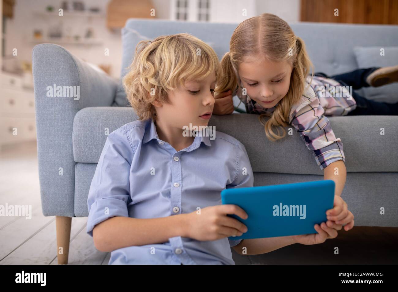 Garçon et fille regardant quelque chose sur tablette Banque D'Images