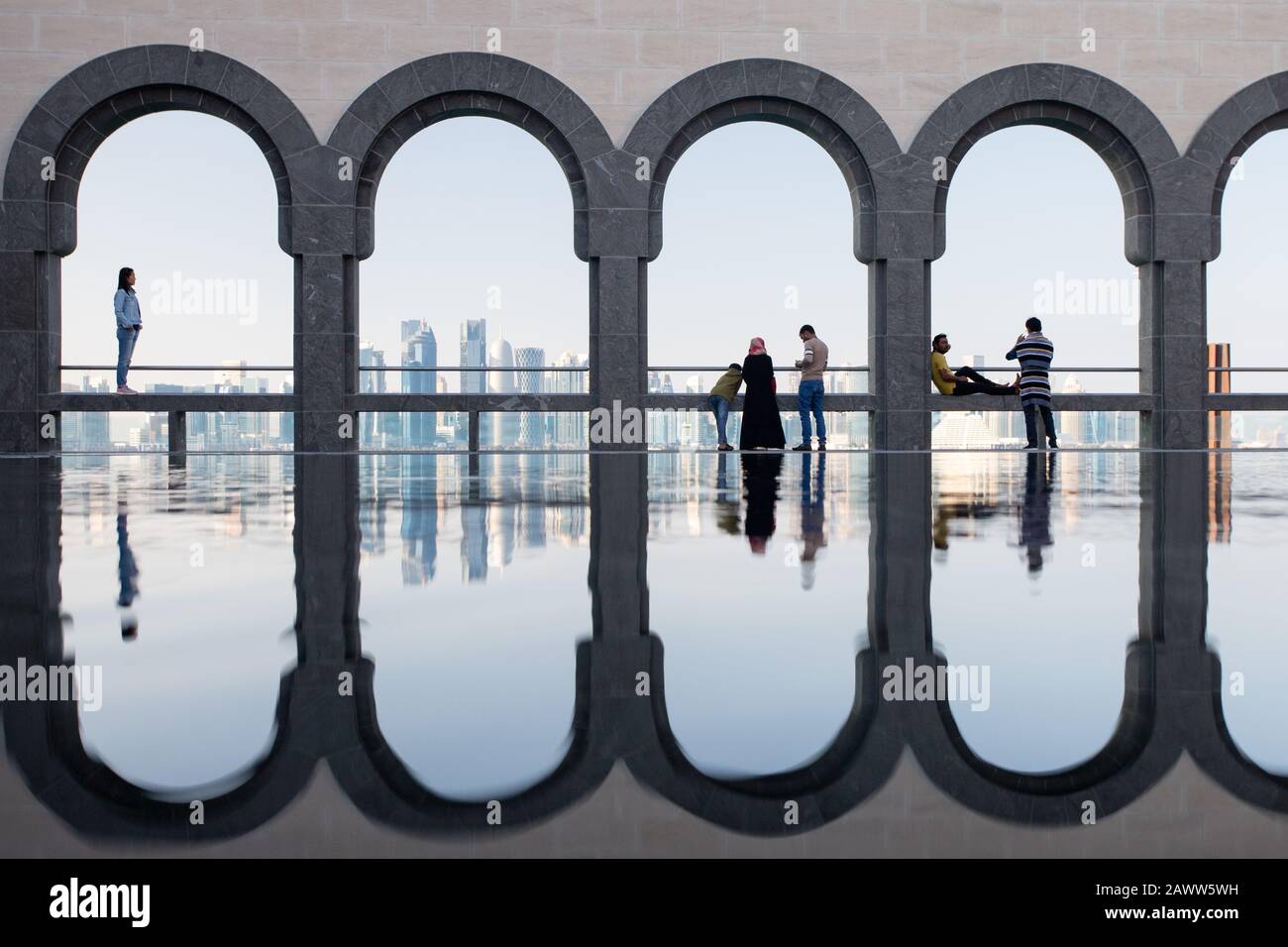 Arches reflétées dans la cour du Musée d'art islamique à Doha, au Qatar. Banque D'Images