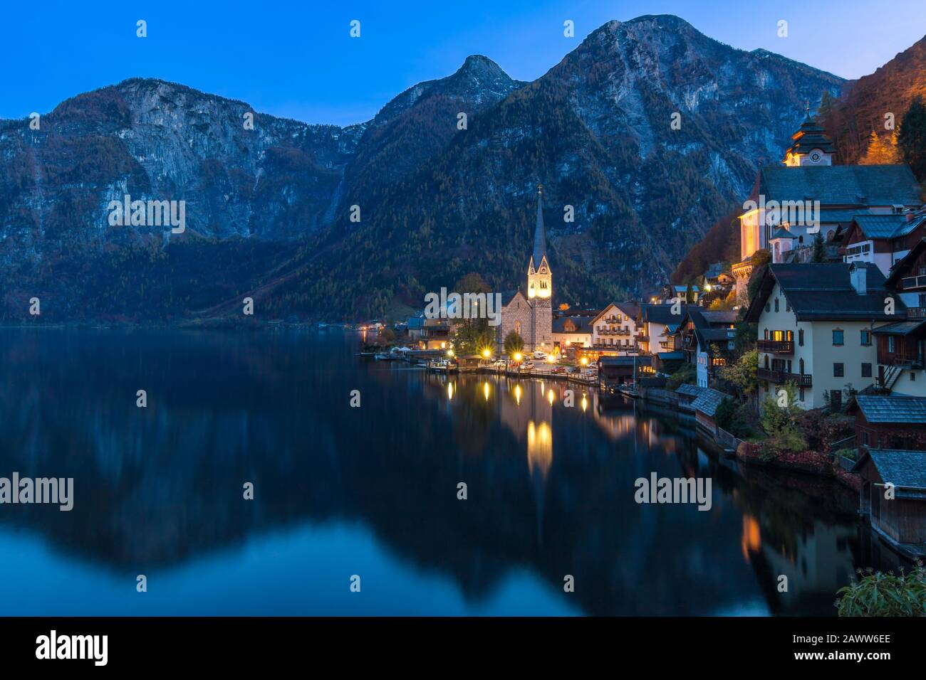 Hallstatt village de montagne la nuit du point de vue classique de la carte postale Salzkammergut Autriche Banque D'Images