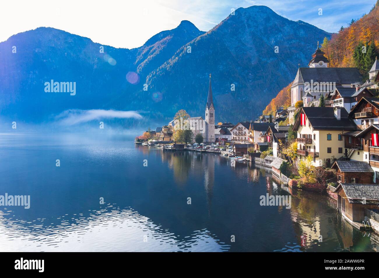 Hallstatt village de montagne sur une journée ensoleillée du point de vue classique de la carte postale Salzkammergut Autriche Banque D'Images