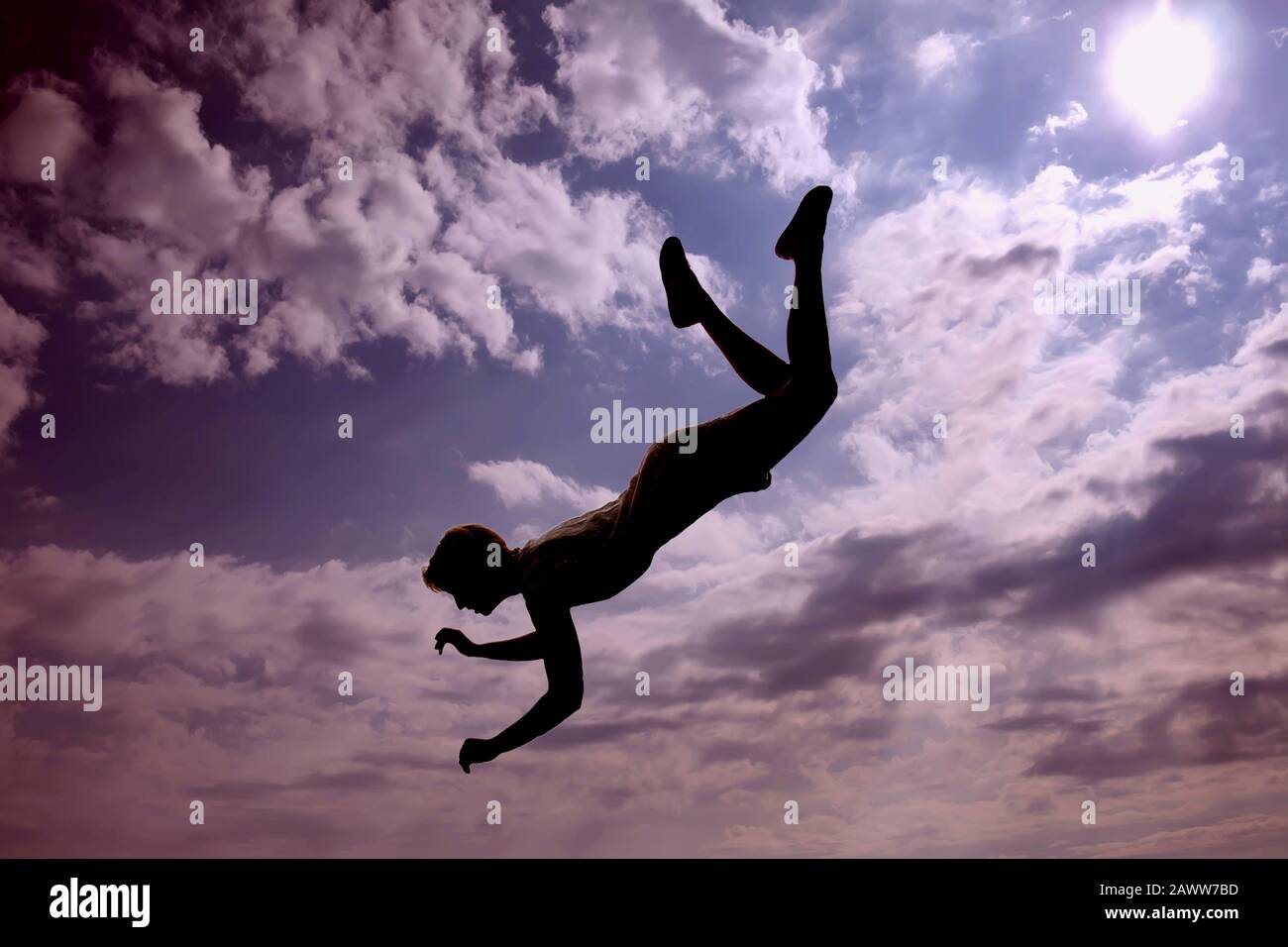 Une silhouette de femme volant dans le ciel. Après-vie, mystère et concept de rêve Banque D'Images