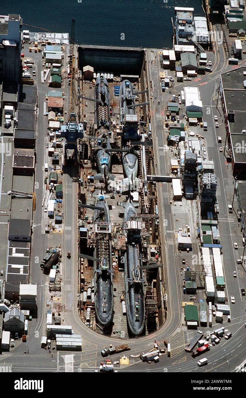 Quatre sous-marins de missiles balistiques de la classe Lafayette sont mis au rebut au chantier naval Puget Sound le 17 mai 1993. Banque D'Images