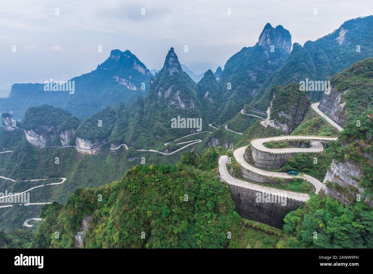 Le ciel reliant l'avenue de 99 courbes à la route sinueuse à la porte du ciel, Zhangjiagie, parc national de la montagne Tianmen, Hunan, Chine Banque D'Images