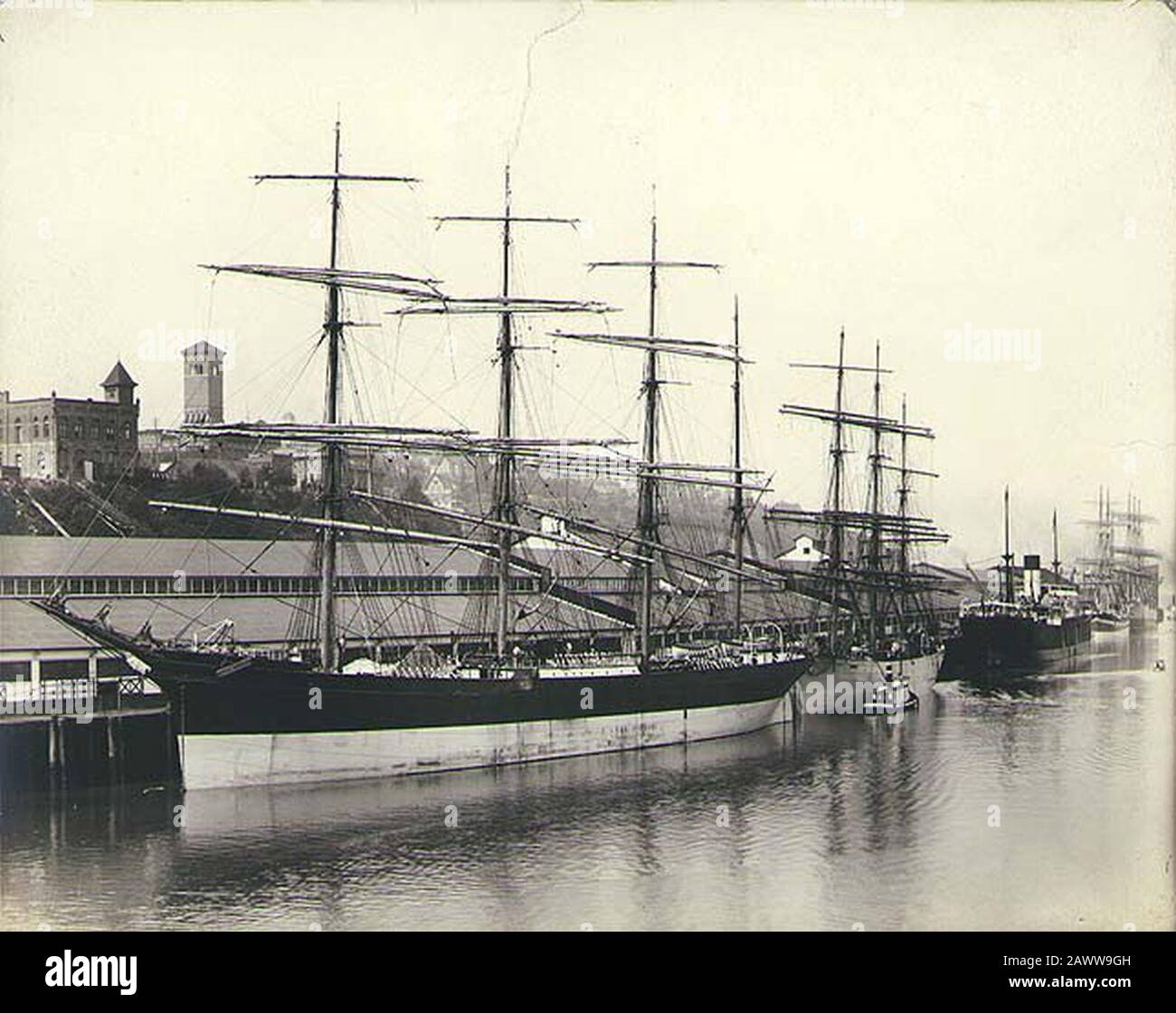 Écorce à quatre masted PLACILLA avec d'autres bateaux de voile et bateaux à vapeur au quai Northwestern Inprovement Co Tacoma (HESTER 126). Banque D'Images