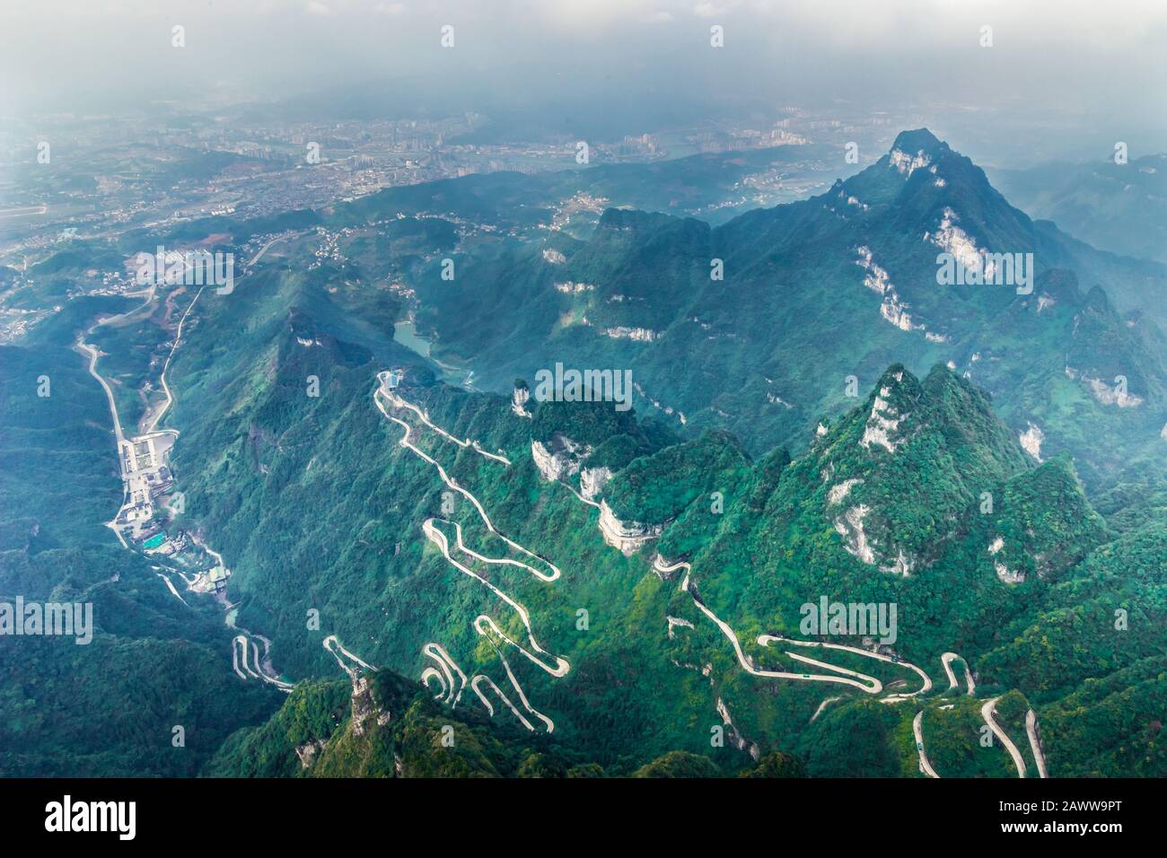 Le ciel reliant l'avenue de 99 courbes à la route sinueuse à la porte du ciel, Zhangjiagie, parc national de la montagne Tianmen, Hunan, Chine Banque D'Images