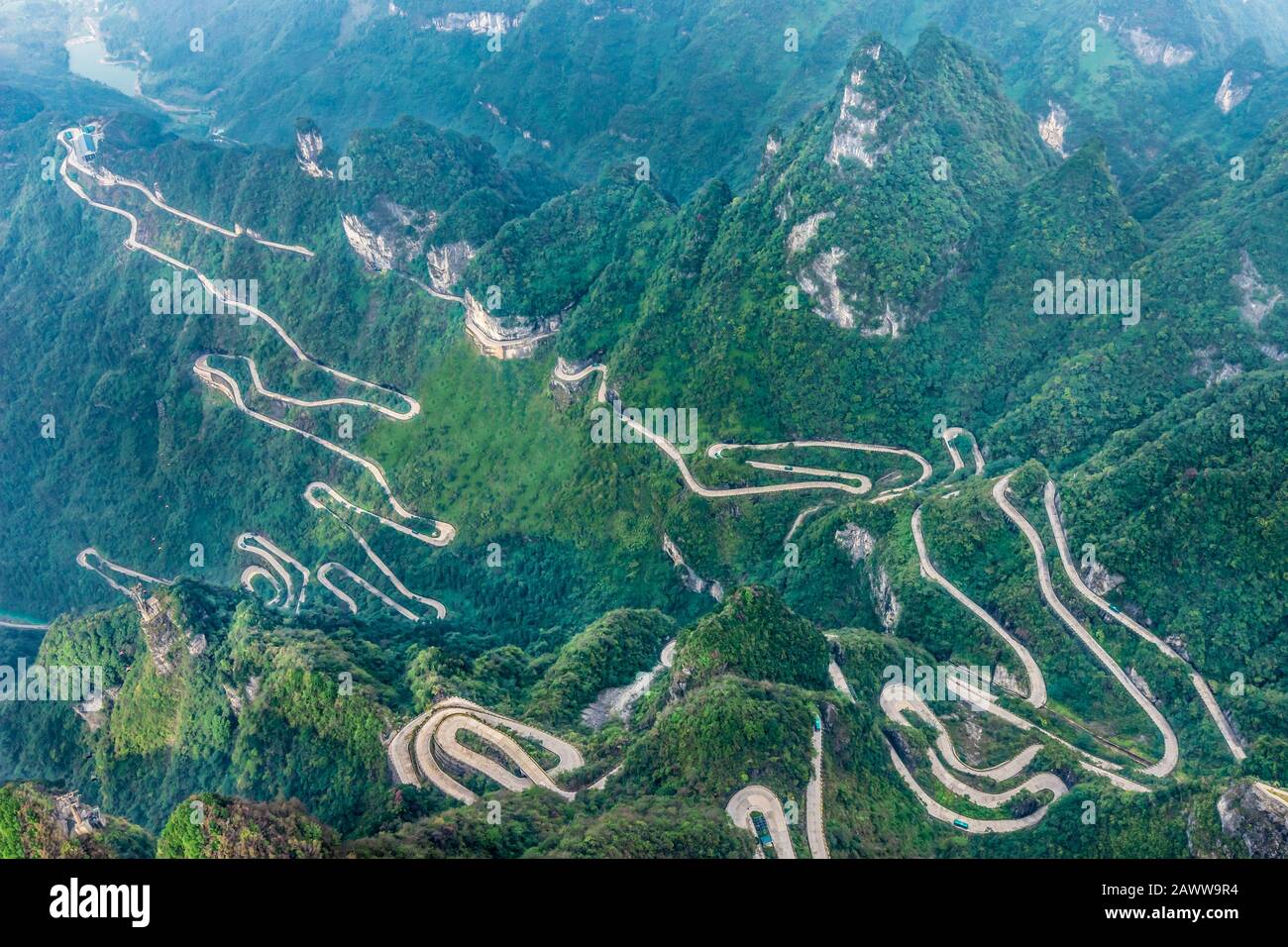 Le ciel reliant l'avenue de 99 courbes à la route sinueuse à la porte du ciel, Zhangjiagie, parc national de la montagne Tianmen, Hunan, Chine Banque D'Images