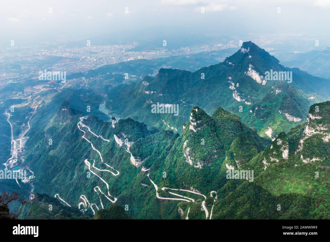 Le ciel reliant l'avenue de 99 courbes à la route sinueuse à la porte du ciel, Zhangjiagie, parc national de la montagne Tianmen, Hunan, Chine Banque D'Images