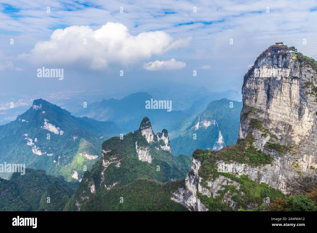 Point de vue au sommet du parc national de la montagne Tianmen, Zhangjiajie, Hunan, Chine Banque D'Images