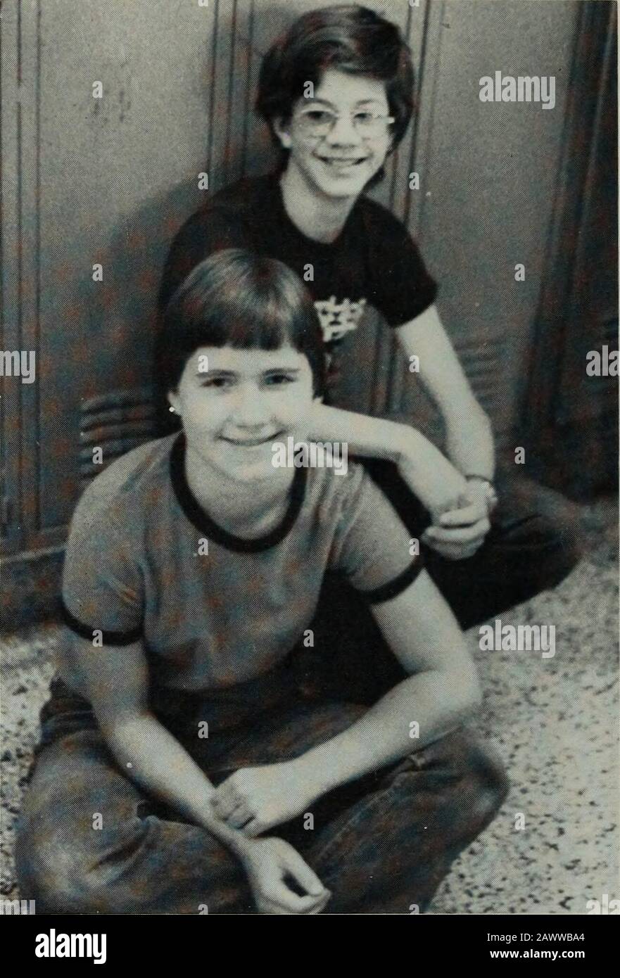 U et I . h Grossman, Mary Choi-din. Retour: Steve Rader, Peter Appel. Le comité des élections a organisé les diverses élections au cours de l'année.Beverly Joy et GraceWilliams étaient les présidents. Le Comité financier a dévalé de l'argent à des organisations de variétés. SFAC SFAC a rencontré tous les autres mercredis de M. Royersoffice et a parlé de choses mystérieuses. Dans Le Sens Horaire : Warren Royer, Grace Williams, Mike Doming, Monica Rondon, Susan Winter, Corri Rizzo, Charlene Tibparis, Alicia Henri. Non Illustré : Heather Greenberg, Brian Kay. 29 Book Bar Book Bar était co-présidé par GentaZvilius et Theo Merritt. Ils W Banque D'Images