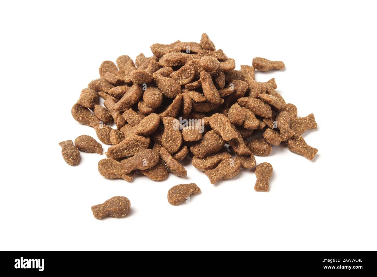 Quelques aliments secs de chat isolés sur blanc Banque D'Images