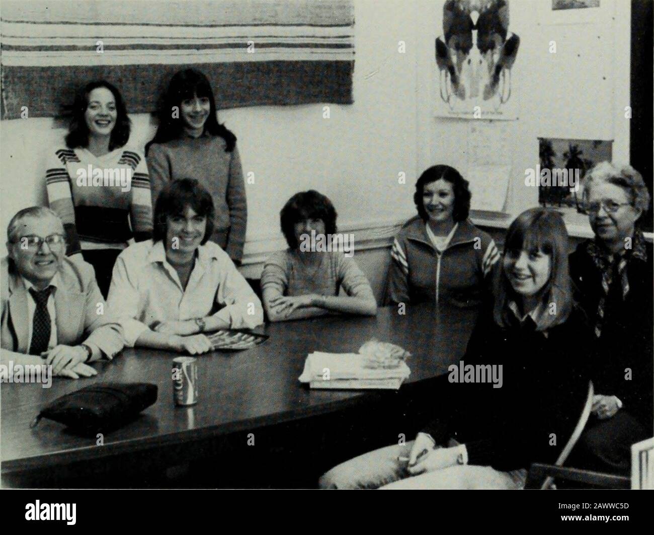 U et I . Première Rangée : Aleya Rahman, Leah Grossman, Mary Choi-Din. Retour: Steve Rader, Peter Appel. Le comité des élections a organisé les diverses élections au cours de l'année.Beverly Joy et GraceWilliams étaient les présidents. Le Comité financier a dévalé de l'argent à des organisations de variétés. SFAC SFAC a rencontré tous les autres mercredis de M. Royersoffice et a parlé de choses mystérieuses. Dans Le Sens Horaire : Warren Royer, Grace Williams, Mike Doming, Monica Rondon, Susan Winter, Corri Rizzo, Charlene Tibparis, Alicia Henri. Non Illustré : Heather Greenberg, Brian Kay. 29 Bar du livre le Bar du livre était coprésidé par GintaZvil Banque D'Images