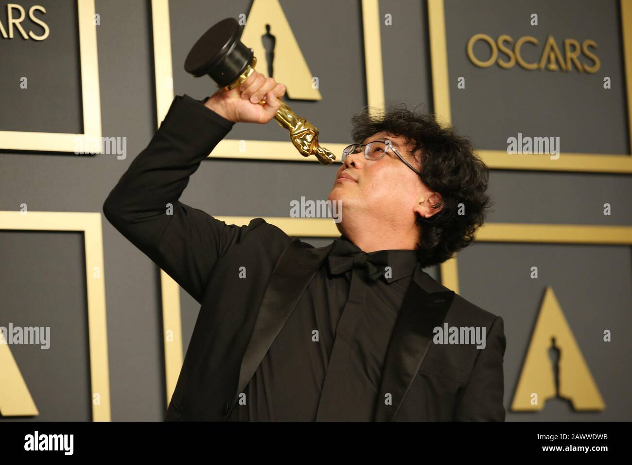 Los Angeles, Californie, États-Unis. 9 février 2020. ( Bong Joon-ho pose pour des photos lors de la 92ème cérémonie de remise des prix Academy au Dolby Theatre de Los Angeles, aux États-Unis, le 9 février 2020. Le « Parasite » de la comédie noire sud-coréenne s'est avéré être le plus grand gagnant lors de la 92ème cérémonie de remise des prix Academy, le dimanche soir. En plus de la meilleure Photo, le thriller de la classe de pliage de genre a également remporté le meilleur directeur pour Bong Joon-ho, le meilleur film De Fonctionnalité international et le meilleur jeu D'écran Original. Crédit: Xinhua/Alay Live News Banque D'Images