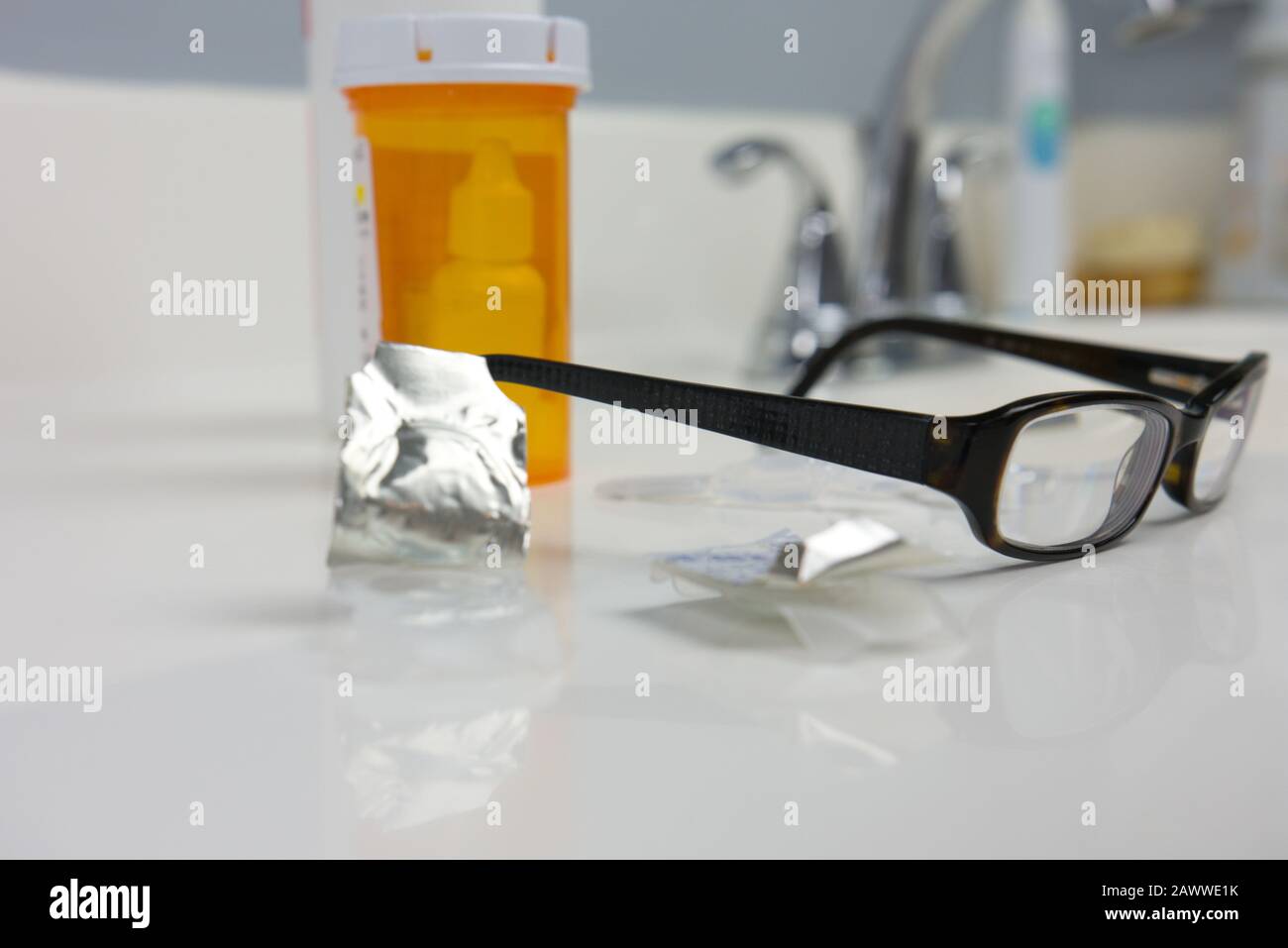 Verres de contact ouverts et prêts à parier mis sur l'évier à côté des  verres et des gouttes d'oeil de prescription Photo Stock - Alamy