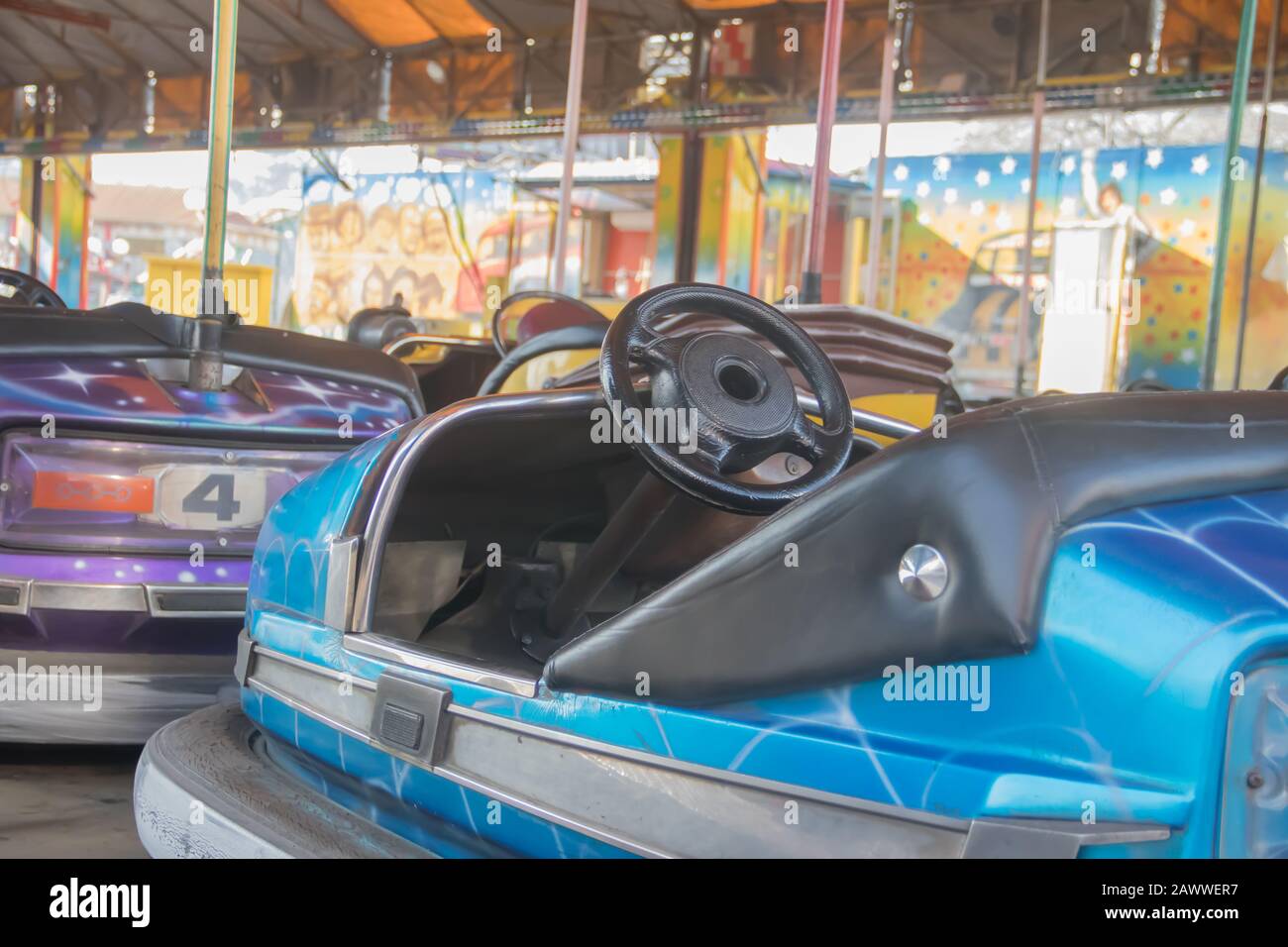 Empty bumper cars amusement park amusement park Banque de photographies et  d'images à haute résolution - Alamy