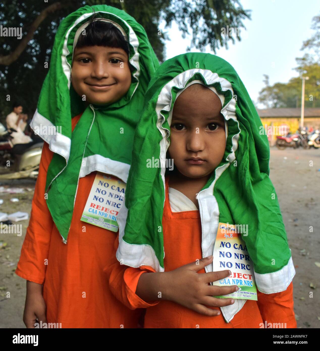 Une petite fille montre son lot lors d'un rassemblement De Protestation contre le CNRC et CAA à Kolkata, en Inde. Banque D'Images