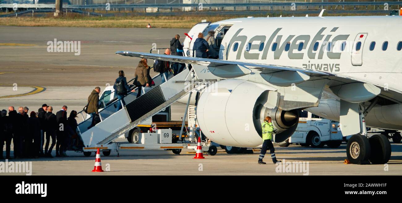 Hanovre, Allemagne, 8 février 2020: Les passagers montent les escaliers jusqu'au poste de pilotage de l'avion Helvetic Airways en provenance de Suisse Banque D'Images