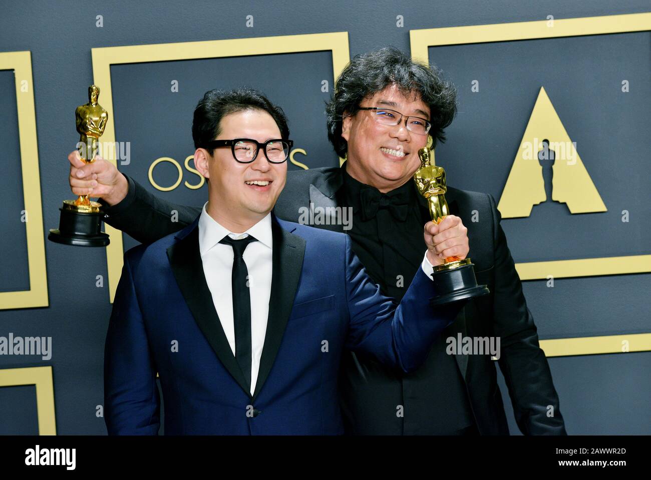 Los Angeles, États-Unis. 9 février 2020. Le scénariste Han Jin-Won et réalisateur Bong Joon-ho, gagnants du jeu d'écran Original, Du film International, De La Direction et des prix de meilleure Image pour 'Parasite, ' pose dans la salle de presse lors des 92ème Prix annuels de l'Académie à Hollywood et Highland le 09 février 2020 à Hollywood, Californie crédit: Tsuni/USA/Alay Live News Banque D'Images