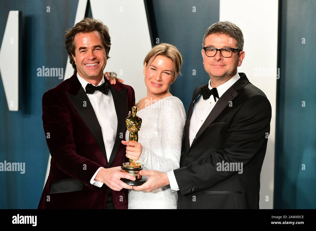 Rupert Goold, Renee Zellweger et Tom Edge assistent à la Vanity Fair Oscar Party qui s'est tenue au Wallis Annenberg Center for the Performing Arts à Beverly Hills, Los Angeles, Californie, États-Unis. Banque D'Images