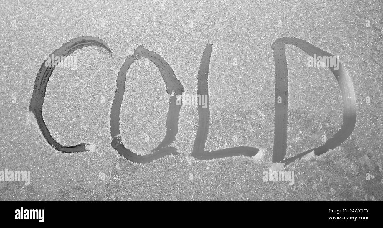 L'inscription sur le volet de fenêtre gelée. Mots écrits sur fond transparent flou. Stocker la photo avec un espace vide pour le texte. Pour le Web, l'impression, l'arrière-plan et le fond d'écran Banque D'Images