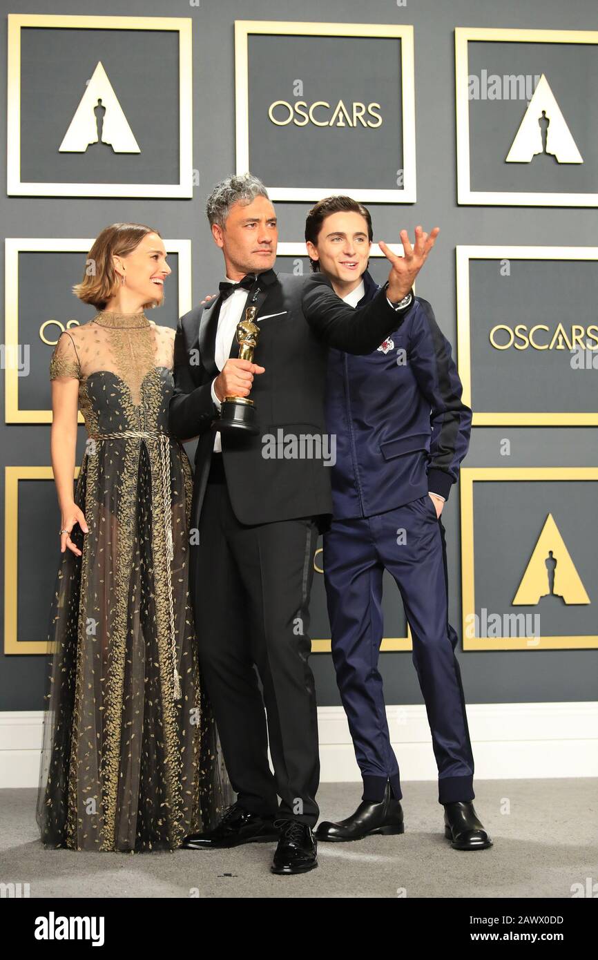 Los Angeles, États-Unis. 9 février 2020. Les présentateurs Natalie Portman (L) et Timothee Chalamet (R) poses pour des photos avec Taika Waititi, lauréate du prix du meilleur scénario adapté pour 'Jojo Rabbit', lors de la 92ème cérémonie de remise des prix Academy au Dolby Theatre de Los Angeles, aux États-Unis, le 9 février 2020. Crédit: Li Ying/Xinhua/Alay Live News Banque D'Images