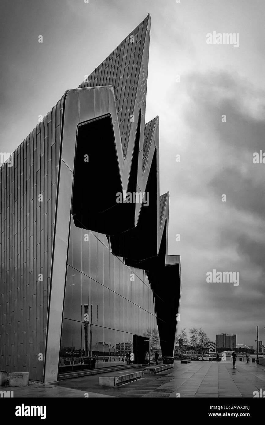 Glasgow, ÉCOSSE - 25 JANVIER 2020: Le musée moderne de transport au bord de la rivière Clyde. Banque D'Images