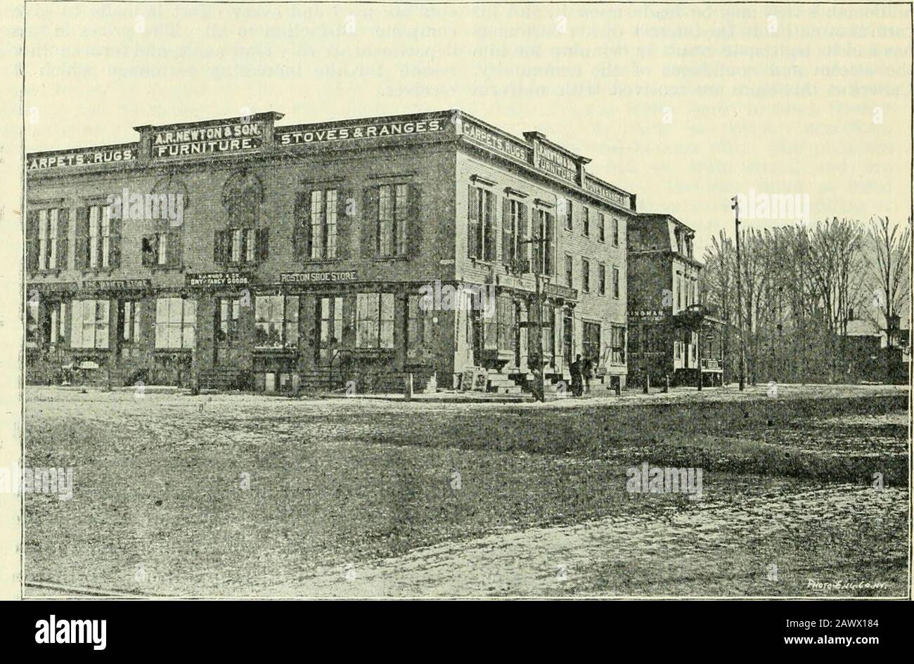 Les hommes d'affaires de Marlboro, Hudson, SoFramingham, Natick et les environs, embrassant aussi Saxonville et Cochituate . ter-Power avant qu'elle ne soit contrôlée par la ville de Boston, et a eu beaucoup à voir avec la construction précoce de Framinghams industries. Le vieux Connecticut Path a traversé ce qui devait devenir Framingham, et a été d'abord voyagé en 1633 par une fête d'explorateurs qui partit de la baie du Massachusetts à la vallée du Connecticut. Divers Lidianvillages ont été situés héréabouts, et la première histoire du territoire contenant 44 CROQUIS HISTORIQUE de FRAMINQHAM. Des récits palpitants de combats, ma Banque D'Images