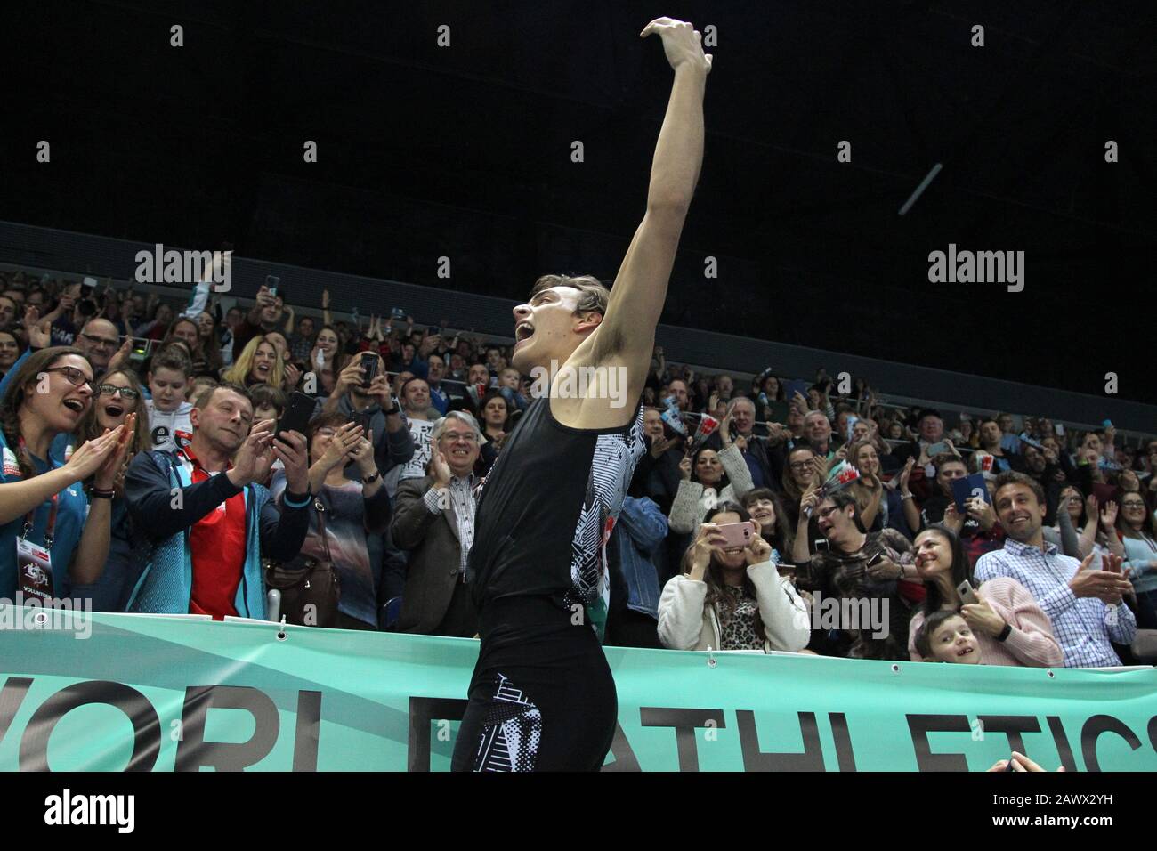 Mondo Duplantis alias Armand Duplantis (SWE) célèbre après avoir enregistré un record mondial de 20-2 3/4 (6,17 m) dans sa deuxième tentative de la coupe Orlen Copernicus dans une tournée intérieure d'athlétisme mondial, le samedi 8 février 2020, à Torun, en Pologne. Duplantis a éclipsé le précédent record de 20-2 1/2 (6,16 m) établi par Renaud Lavellenie (FRA) en 2014. (Photo par IOS/ESPA-Images) Banque D'Images