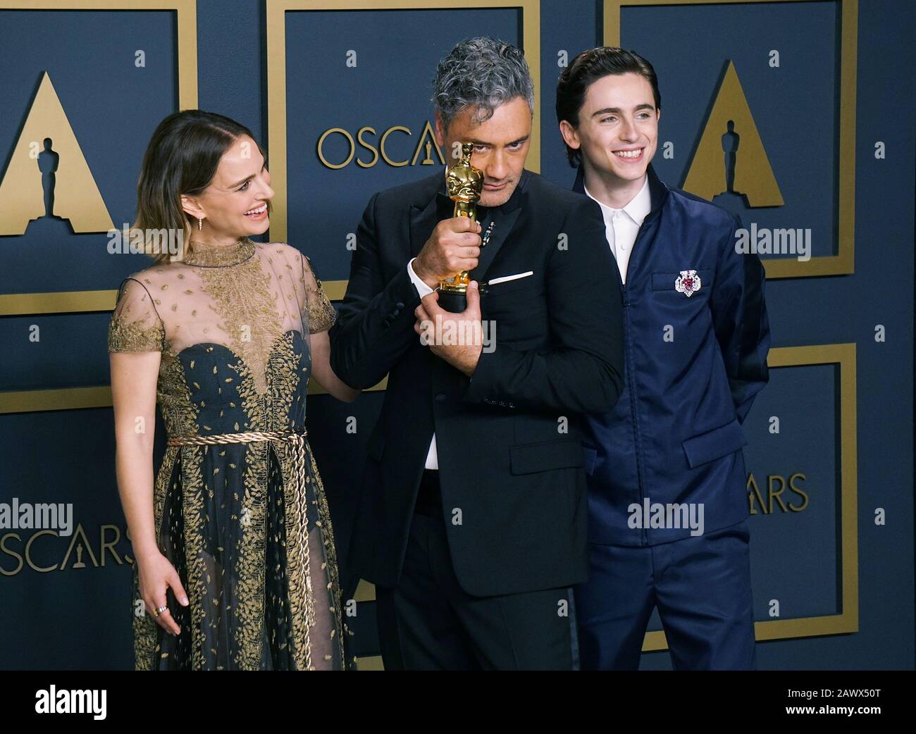 Los Angeles, États-Unis. 9 février 2020. Natalie Portman (L), Timothe Chalamet (R) avec le directeur Taika Waititi, gagnante du prix Adapté de jeu d'écran pour Jojo Rabbit, pose dans la salle de presse lors des 92ème prix annuels de l'Académie à Hollywood et Highland le 09 février 2020 à Hollywood, Californie crédit: Tsuni/USA/Alay Live News Banque D'Images